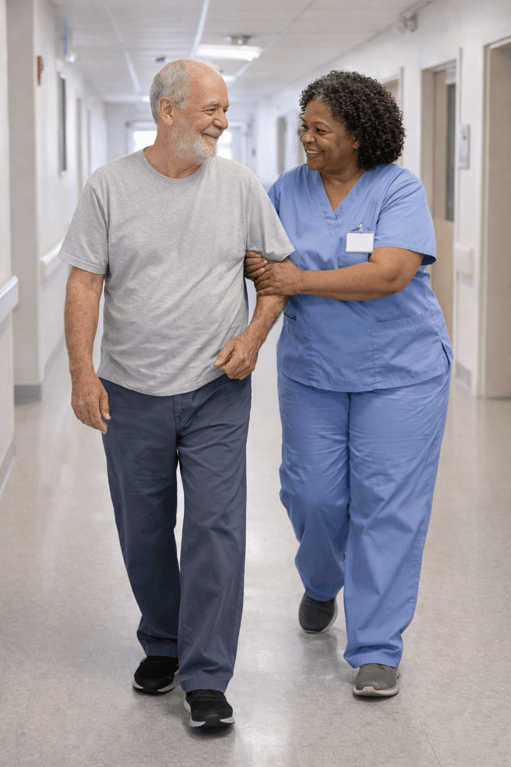 Aide soignante accompagnant un patient